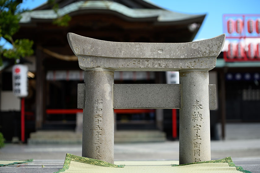 「日本で一番小さい！」で有名な粟嶋神社のミニ鳥居をくぐろう♪