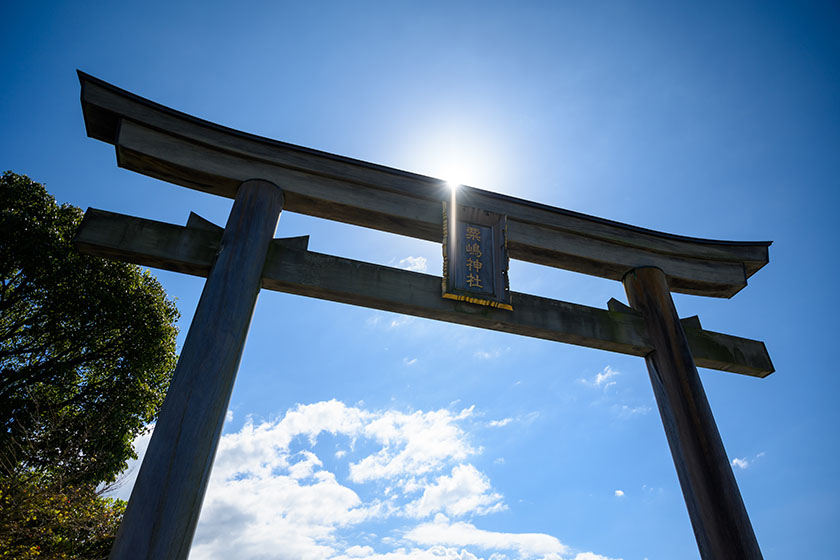 「日本で一番小さい！」で有名な粟嶋神社のミニ鳥居をくぐろう♪